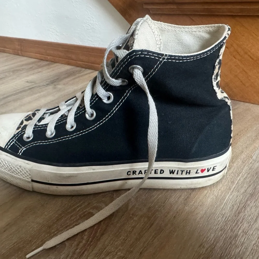 Platform high top Chuck Taylor’s black with leopard accent - Picture 4 of 4